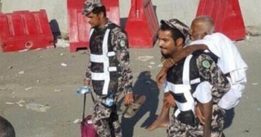 جندى سعودى يحمل حاج لمساعدته على أداء المناسك المقدسة