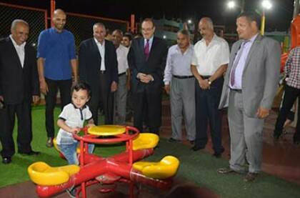 محافظ بني سويف يتواجد مع المواطنين بالحدائق والنوادي والمتنزهات