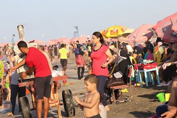 بالصور:مصيف بلطيم كامل العدد..والشواطئ تسهر للصباح قبل وداع أيام العيد