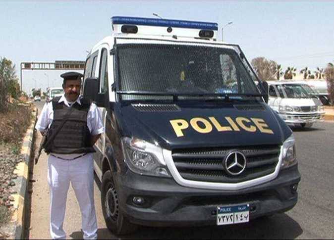 ضبط مزارع أثناء سيرة بسلاح ناري وذخائر في شوارع دشنا
