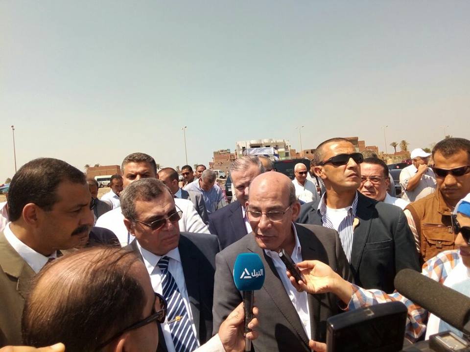 وزير الزراعة ومحافظ الفيوم يفتتحان موسم جني القطن بأحد الحقول في المحافظة