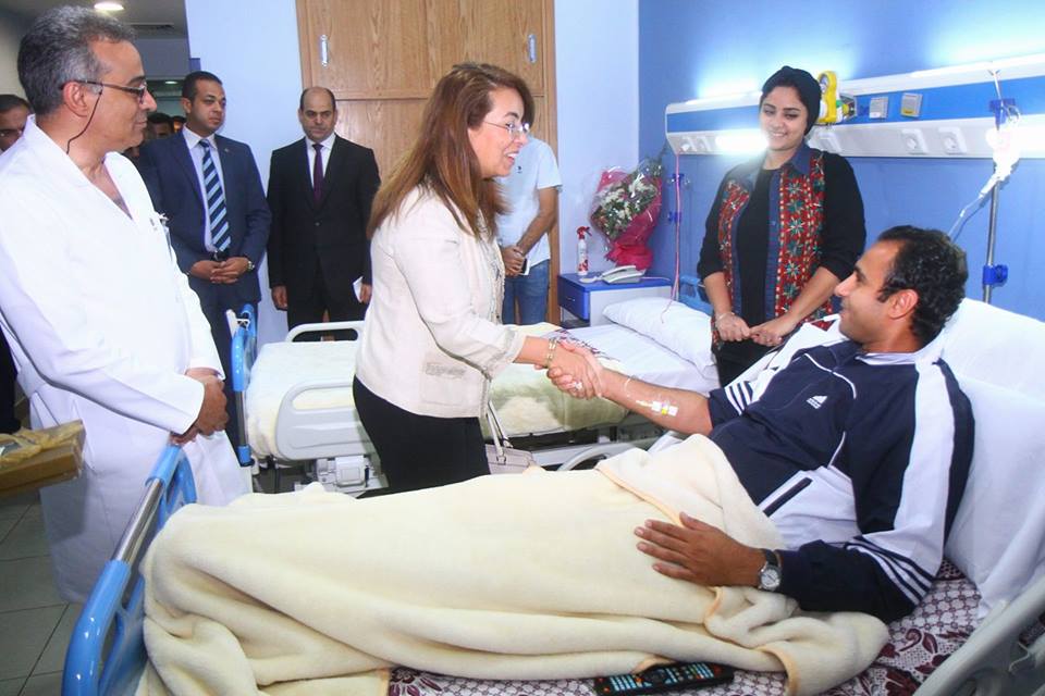 ”غادة والى” تزور مستشفى الشرطة بالعجوزة للاطمئنان على مصابي العمليات الإرهابية