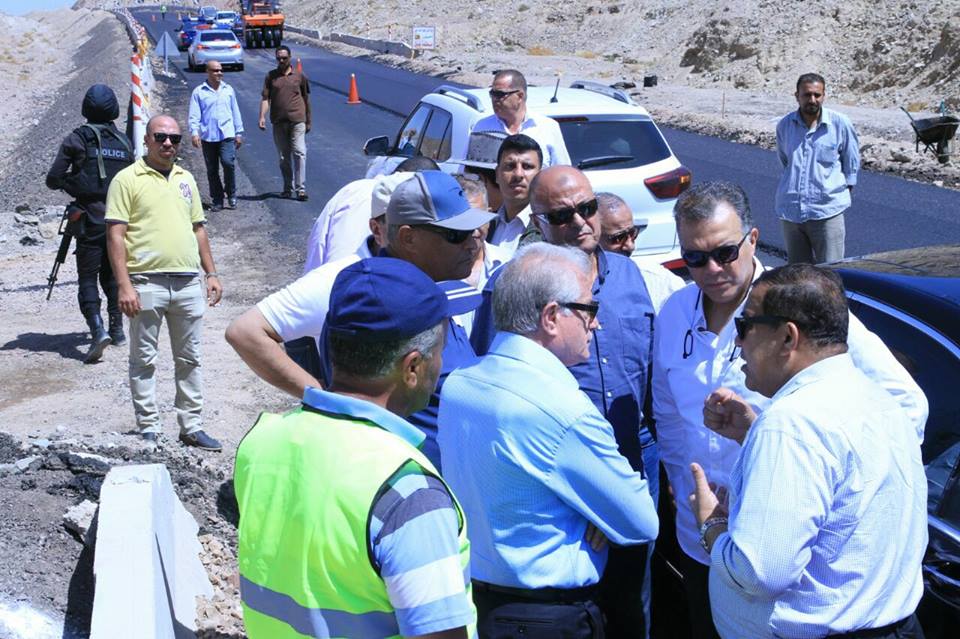 وزير النقل يتابع اعمال تطوير طرق محافظة جنوب سيناء