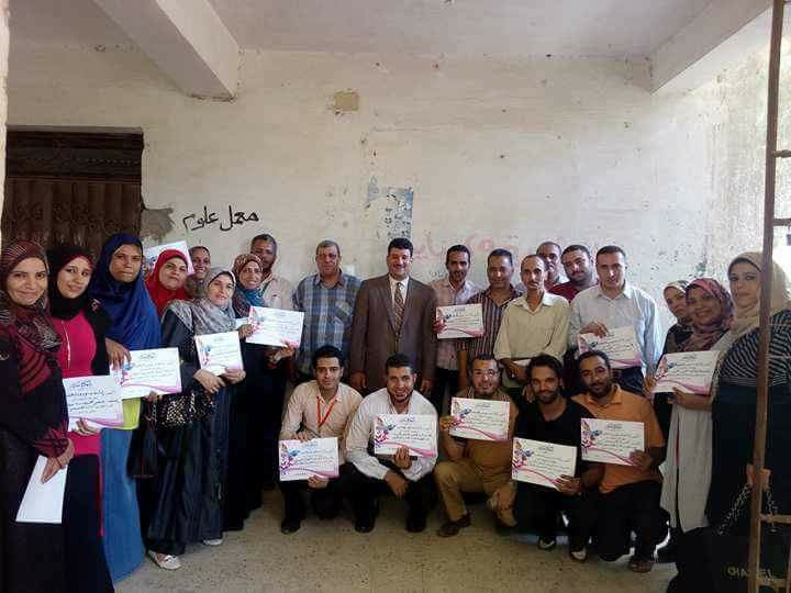 القللي يكرم مسئولي التعلم النشط بإدارة غرب وإدارة طامية 