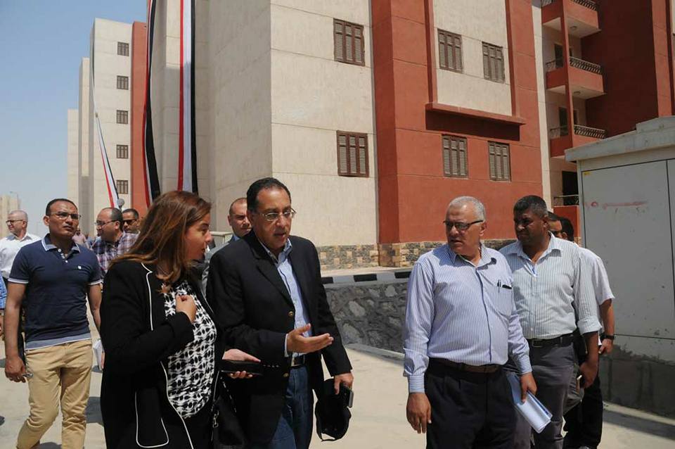 بالصور : وزير الإسكان ومحافظ المنيا يسلمان عقود 6844 وحدة إسكان اجتماعى بالمحافظة