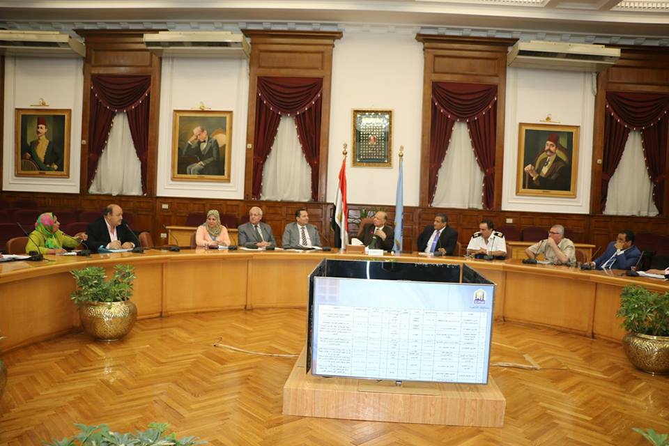 محافظ القاهرة يناقش مع الأبنية التعليمية خطة إنشاء فصول جديدة
