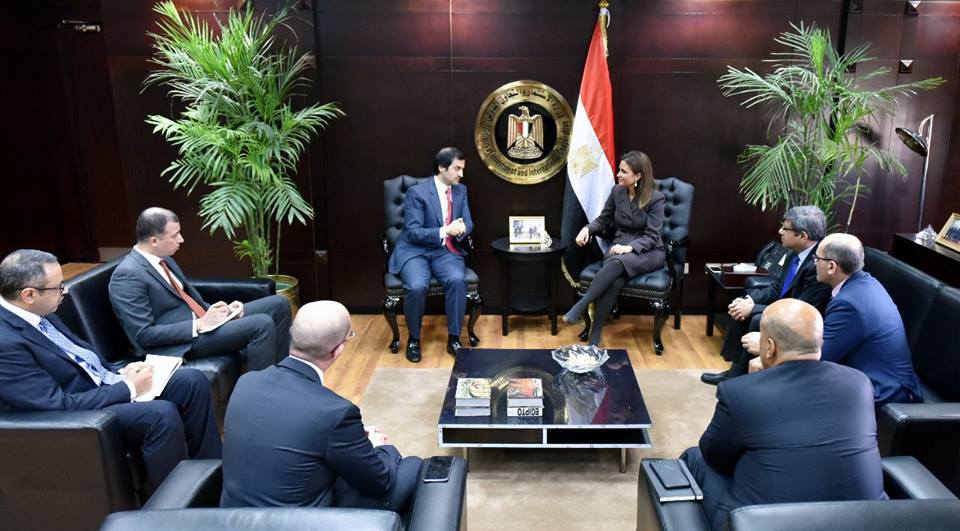 سحر نصر تبحث مع الرئيس التنفيذى لمجموعة أبو ظبى المالية زيادة استثماراتها فى مصر