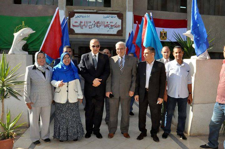 محافظ القليوبية يحضر طابور الصباح بمدرسة بنها الثانوية بنات