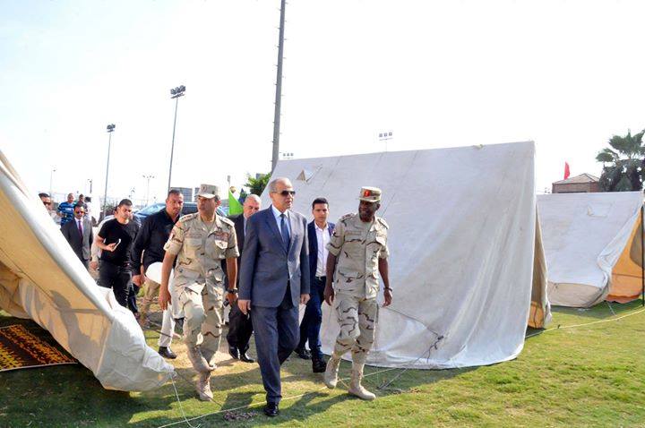 محافظ القليوبية وقائد قوات الدفاع الشعبي يتفقدان نموذج لمعسكر إيواء بكلية التربية الرياضية ببنها