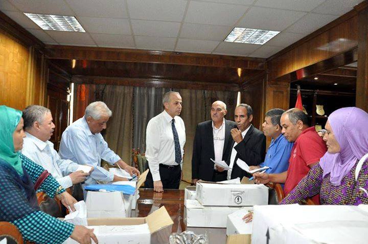 محافظ القليوبية يسلم التضامن الاجتماعي كروت فيزا معاش تكافل وكرامة