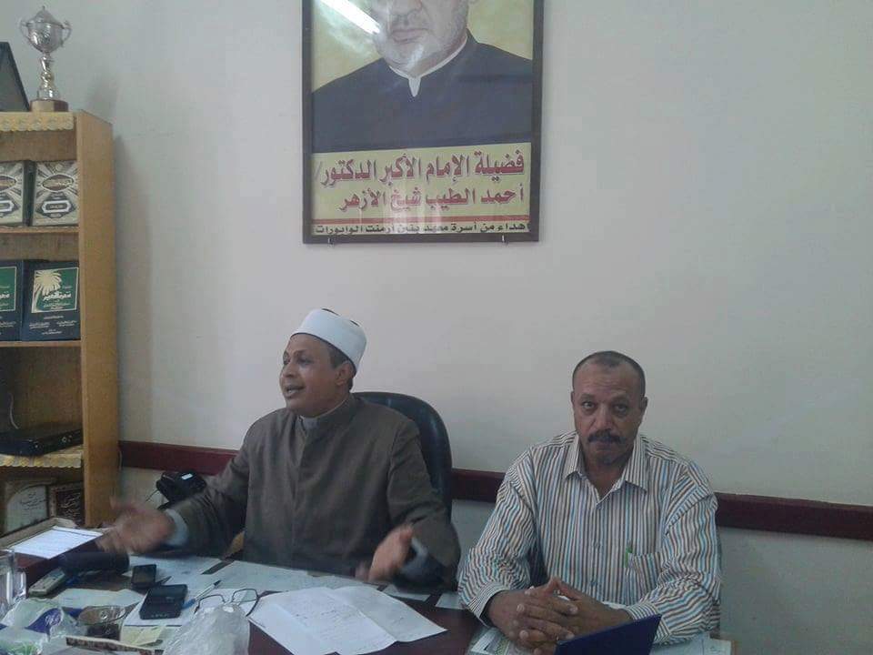 رئيس منطقة الأقصر الأزهرية يتابع حالة المباني وتوزيع الكتب 