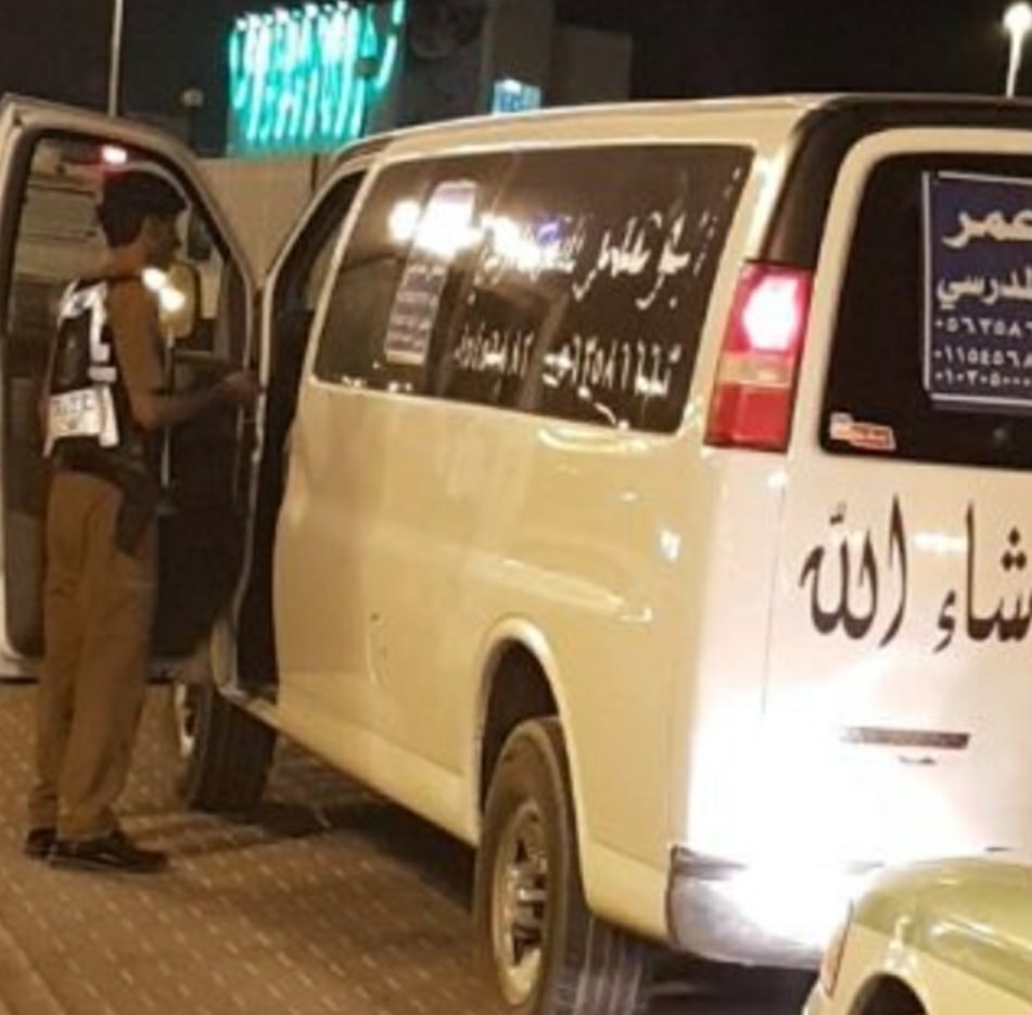المرور بالسعودية يعلن ضبط قائد مركبة لنقل المعلمات كان يسير بسرعة 170 كم