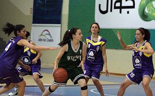 فريق دلاسال بيت لحم يعبر العمل ويتصدر الدوري النسوي بكرة السلة