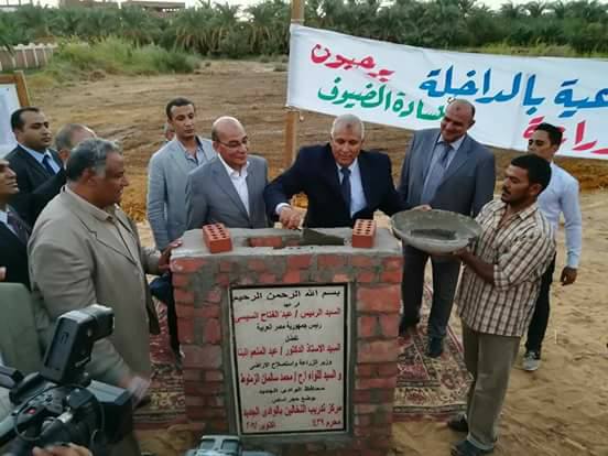 وزير الزراعة ومحافظ الوادي الجديد يضعان حجر الأساس لمركز تدريب النخالين