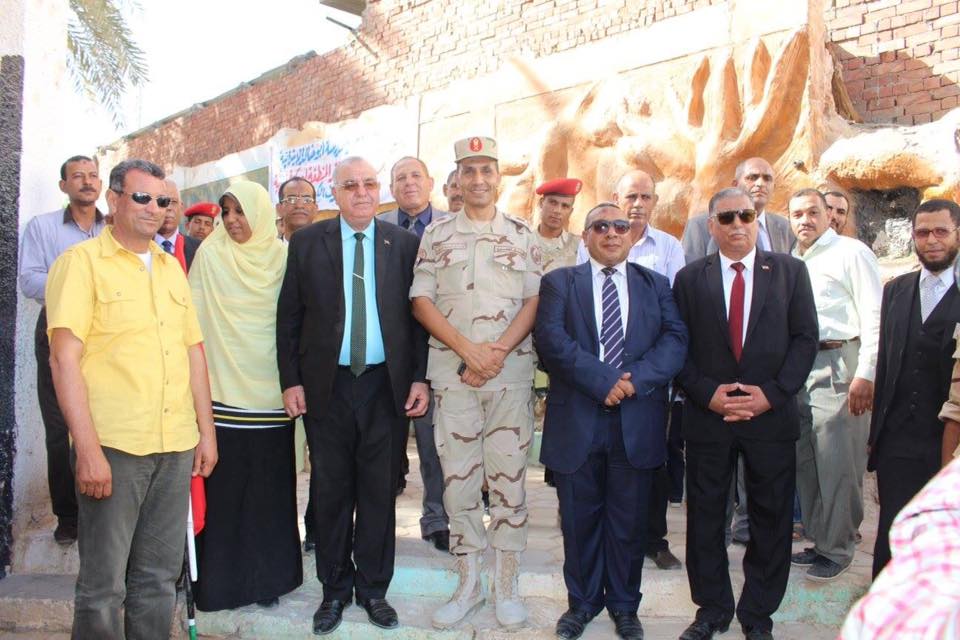 قائد المنطقة الجنوبية برفقة البنواني في مدرسة أبوخالد بالوادي الجديد