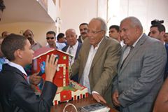 وزير التنمية المحلية ومحافظ الوادي الجديد يتفقدان معرضاً للتراث البيئي الواحاتي والابتكارات