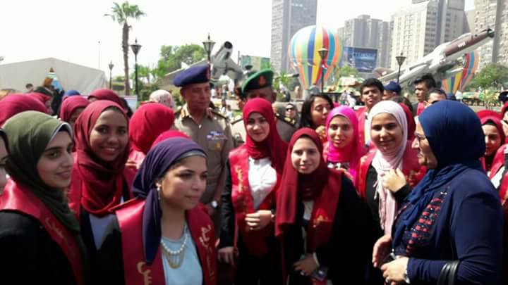طلاب جامعة عين شمس يشاركون في احتفالات مصر بالذكرى 44 لنصر أكتوبر