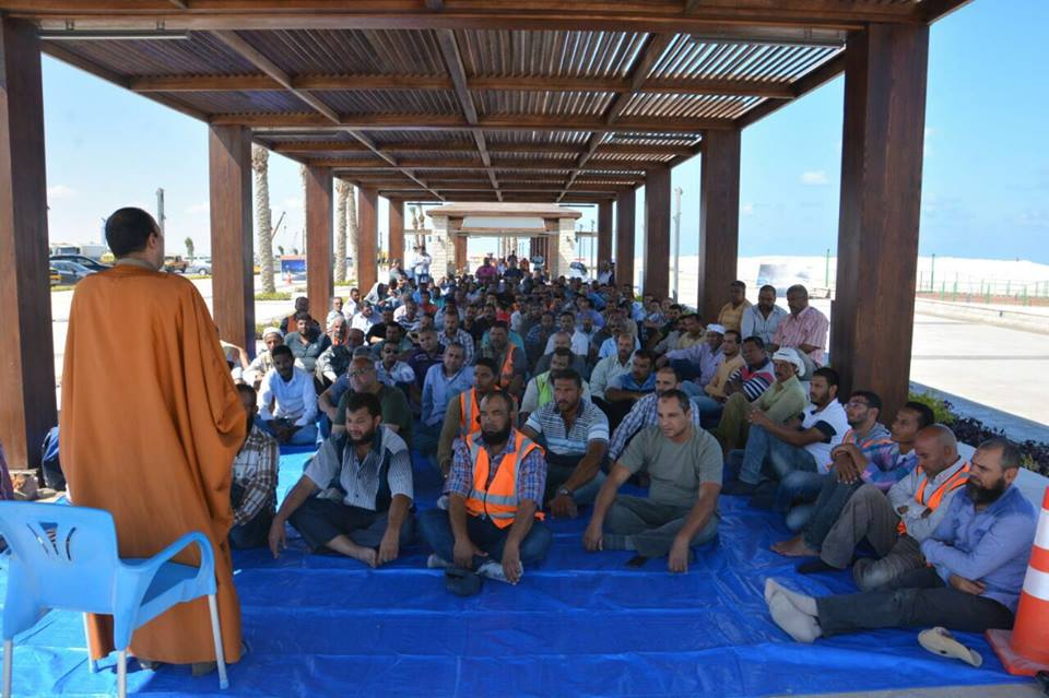 وزير الإسكان يصلى الجمعة مع عمال ”المقاولون العرب”