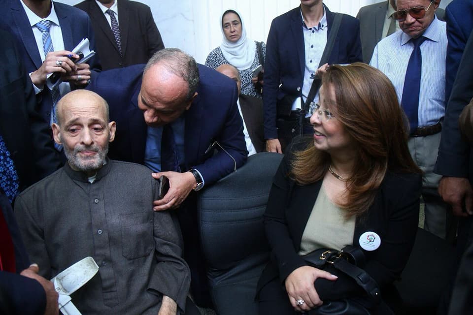 غادة والي تقرر صرف ٢٣ ألف جنيه قرضا حسنا لمسن عاجز