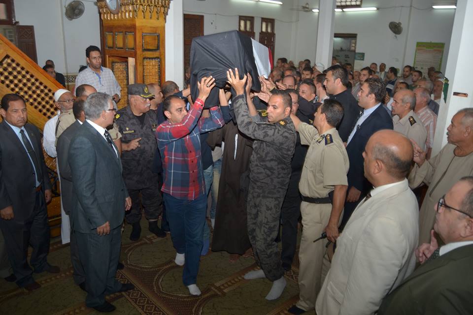 محافظ الغربية يقدم واجب العزاء في الشهيد إسلام مشهور