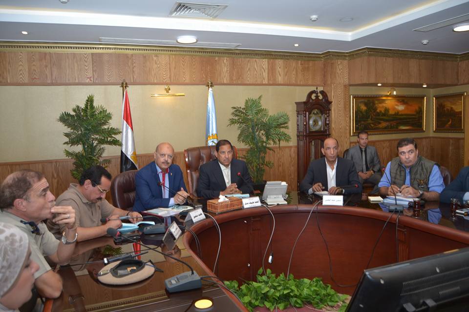 محافظ الغربية يناقش تطوير المناطق العشوائية بالمحلة الكبرى