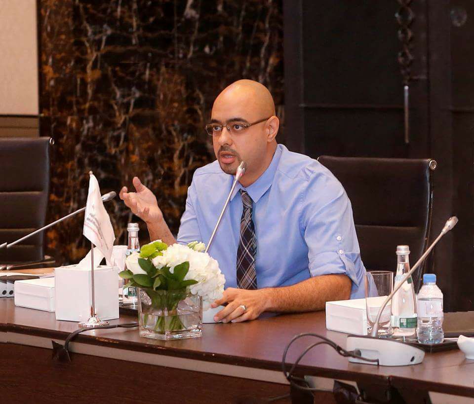 بالصور:الشيخ خليفة بن محمد بن خالد آل نهيان يكرم باحث مصري