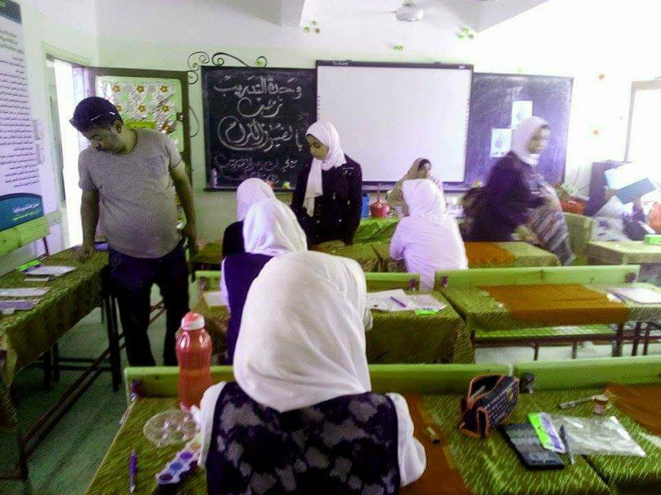 ورشة فنية” الرسم على الحرير”بمدرسة نجيب محفوظ ثقافة الوادى الجديد