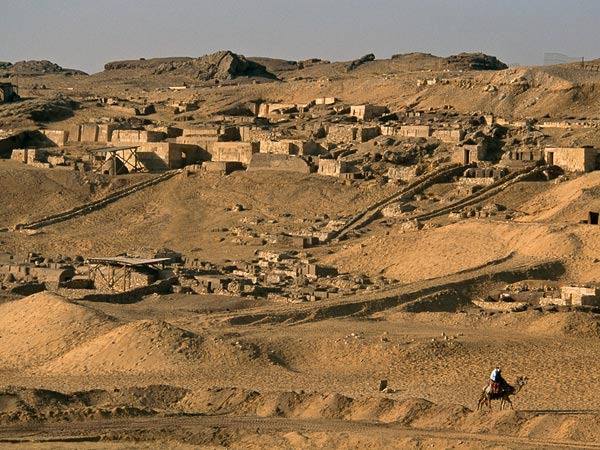 الاثار تفتح موقع جبانة العمال بالجبل القبلي بمنطقة آثار الهرم 