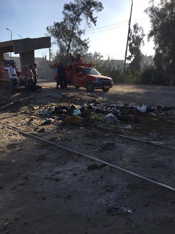 اهالي سنهور اغلقوا المزلقان بالقمامة