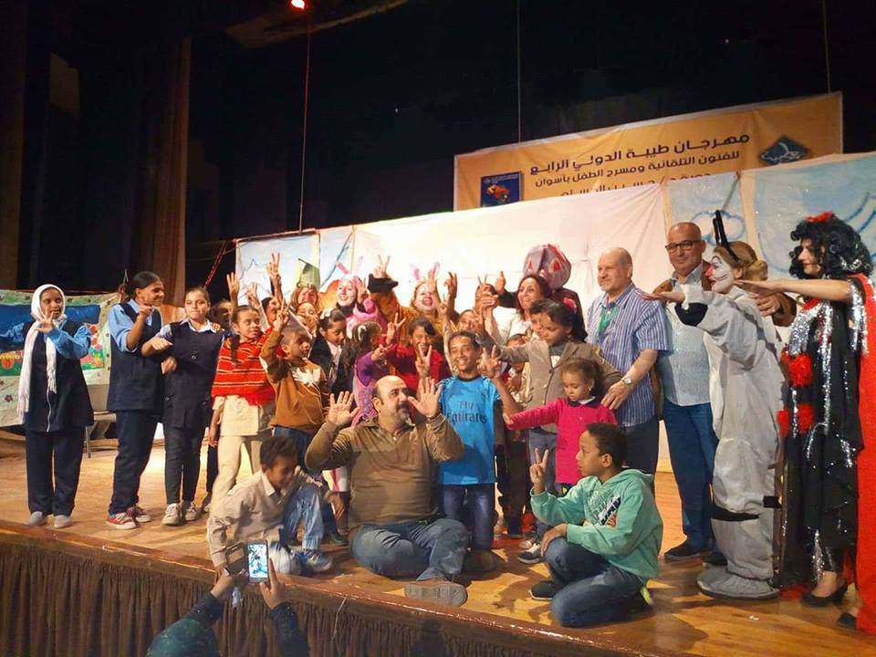 اقبال جماهيرى على عروض المهرج والاراجوز بمهرجان طيبة باسوان