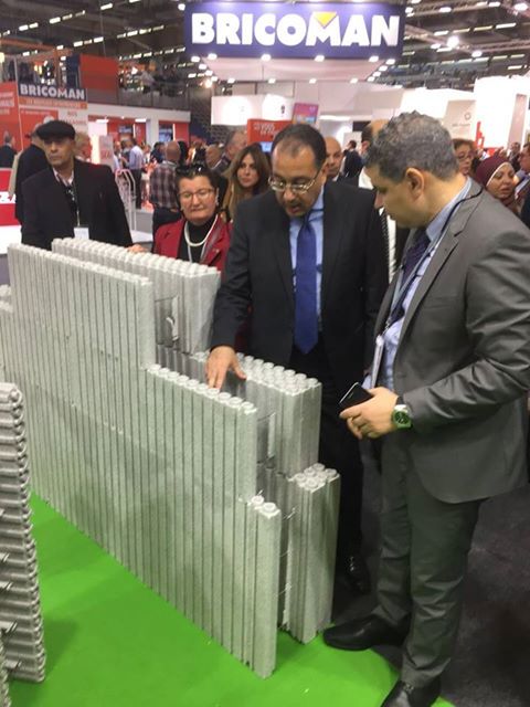 وزير الإسكان يتفقد أحدث ما وصل إليه العالم فى مواد البناء بمعرض باتيمات بباريس