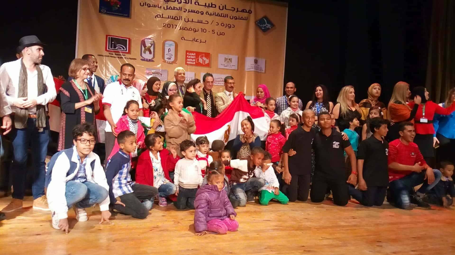 فرقة الفنون الشعبية أبو سمبل وكورال أطفال العقاد بختام مهرجان طيبة للفنون ومسرح الطفل