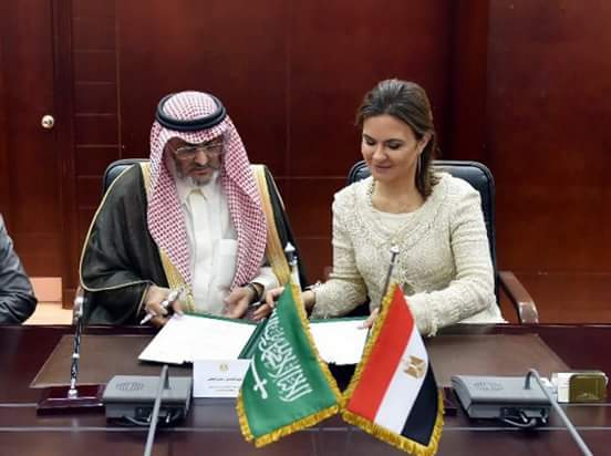 سحر نصر توقع اتفاقيتين مع لجنة المنحة السعودية
