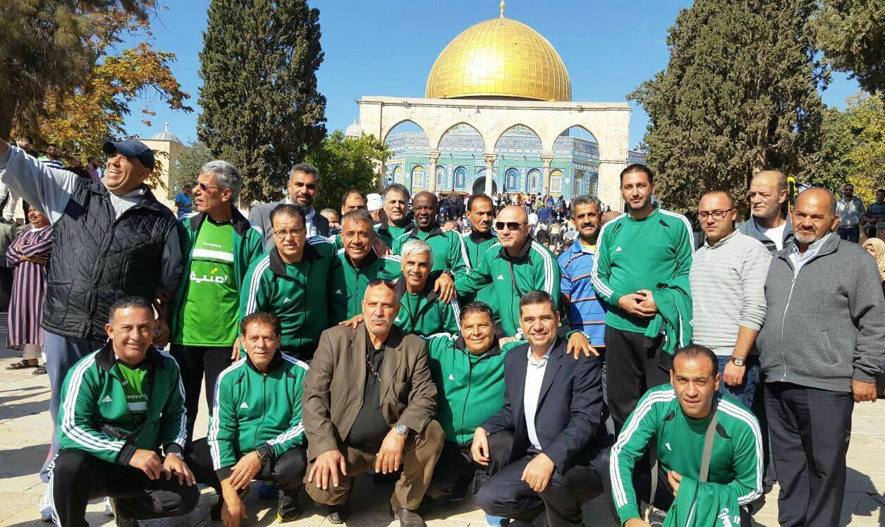 بعثة قدامى نادي الوحدات تؤدي صلاة الجمعة في المسجد الاقصى المبارك