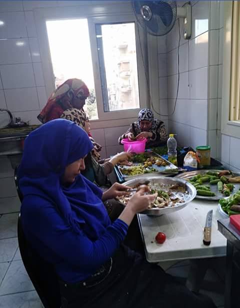 جمعية رسالة تعلم الفتيات الكفيفات الطهي