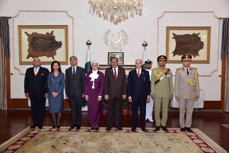 السفير المصري في إسلام آباد يقدم أوراق إعتماده للرئيس الباكستاني