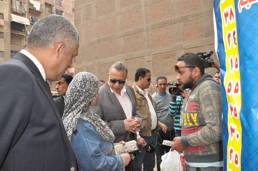 لليوم الثانى على التوالى محافظ الجيزة يتفقد منافذ بيع اليوم الواحد ببولاق الدكرور