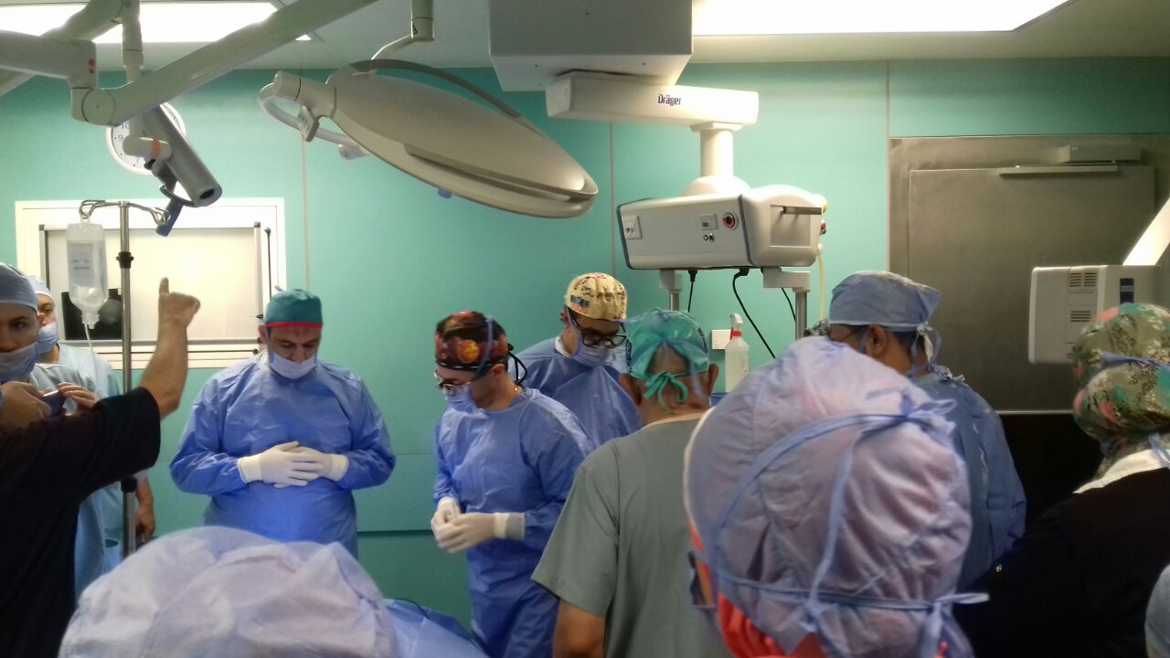 اسمعونا تستقدم جراح عالمي بأمريكا ويبدأ في جراحات مجانية بمستشفي جامعة أسوان