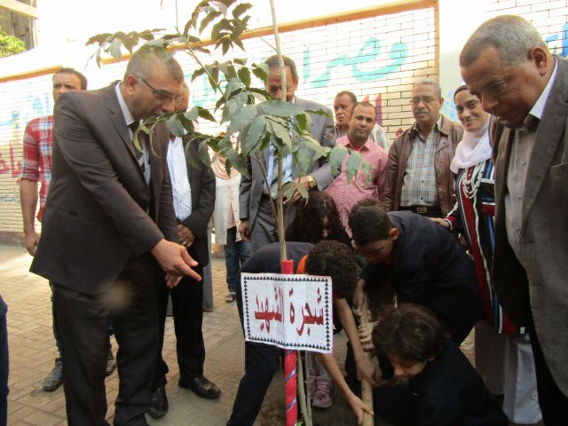 رئيس حي الوايلي يشارك طلاب مدرسة الجلاء الرسمية لغات زراعة شجرة الشهيد
