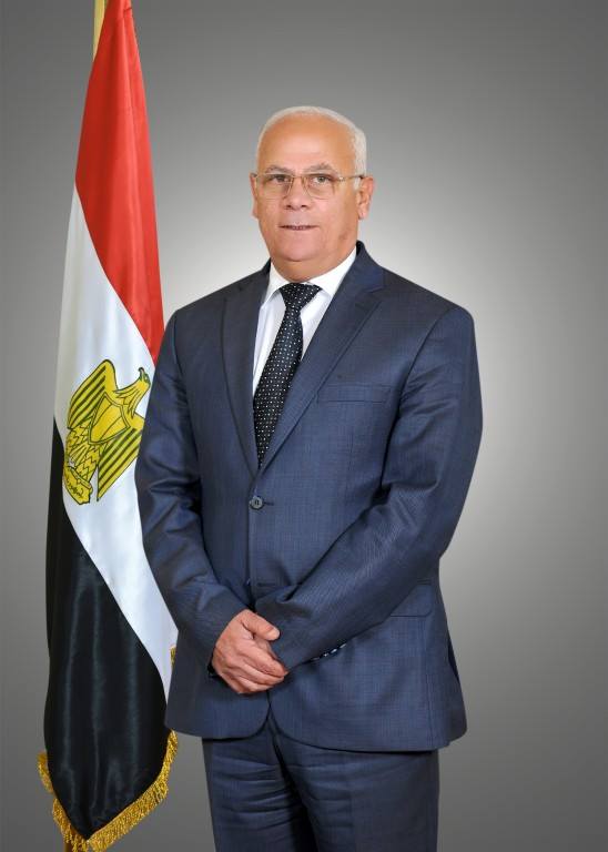 محافظ بورسعيد يجتمع بالعاملين فى الجهاز التنفيذى للمنطقة الحرة