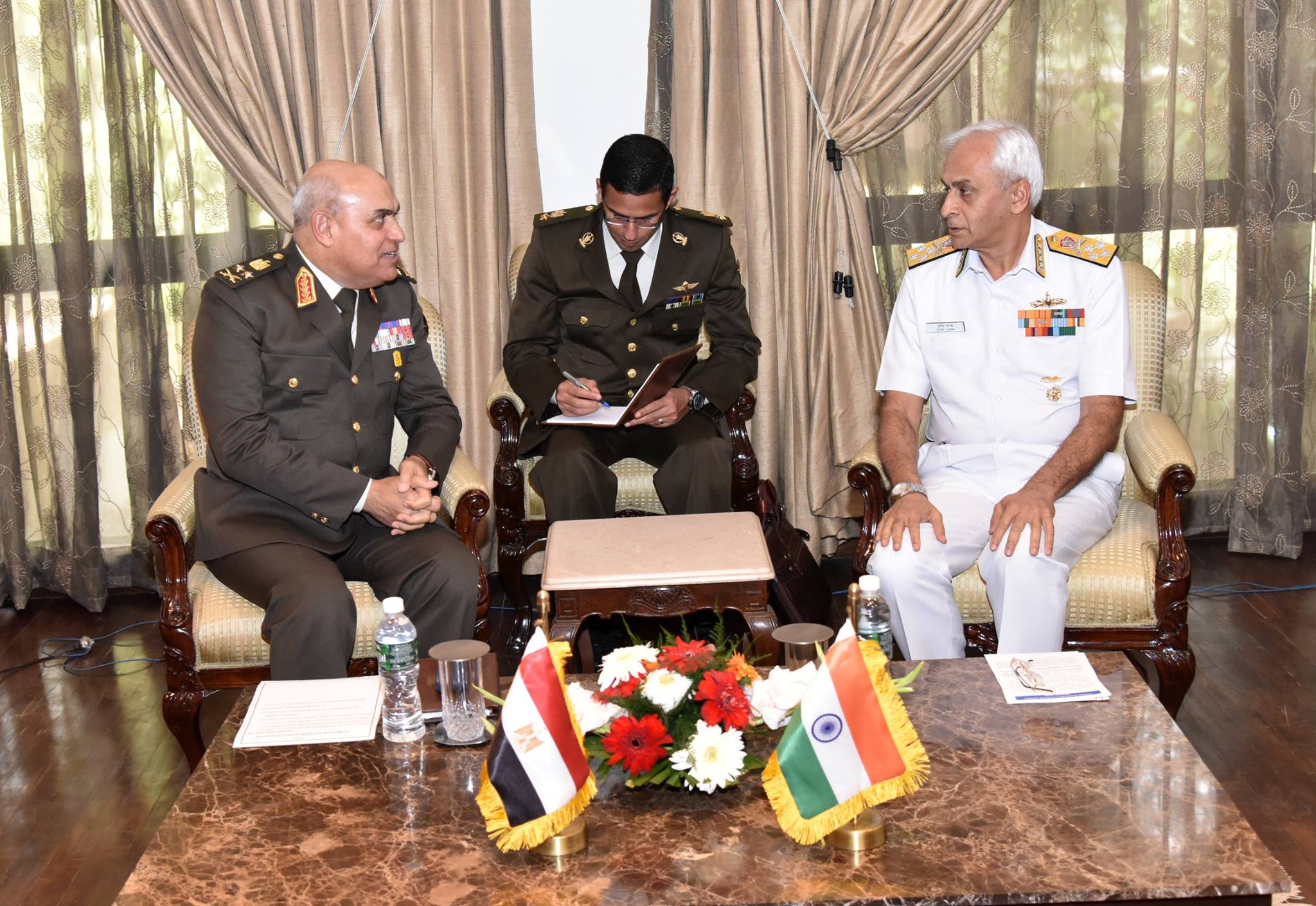 عودة وزير الدفاع إلى أرض الوطن بعد زيارته الرسمية بالهند