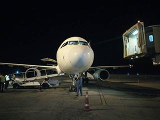 بالصور.. مصر للطيران للخدمات الأرضية تستقبل اولي رحلات الشركة الوطنية الكويتية بالورود