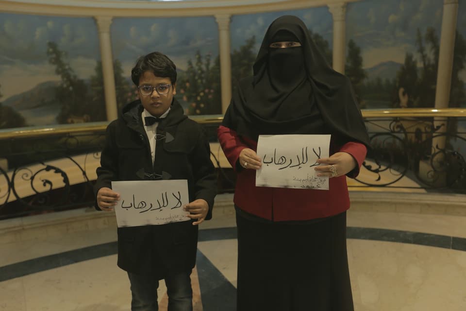 بالصور.. فريق حملة ارسم بسمة يرفع لافتات لا للإرهاب تضامنا مع أهالينا في العريش