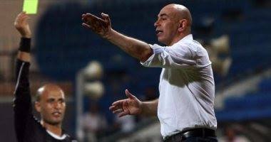 حسام حسن ”يفك” المايك الداخلى فى مباراة الأهلى والمصرى