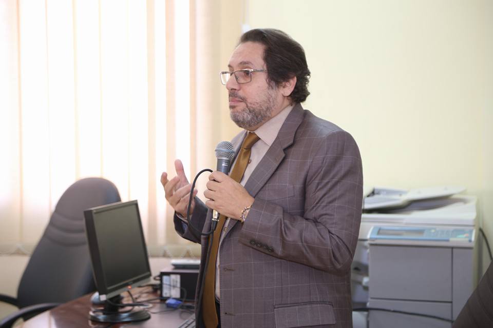 عادل عوض يتحدث عن «الإبداع بين السينما والفنون التطبيقية»