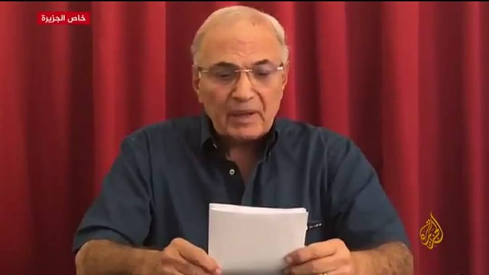 أحمد شفيق يظهر على قناة ”الجزيرة” الإرهابية ويهاجم الإمارات