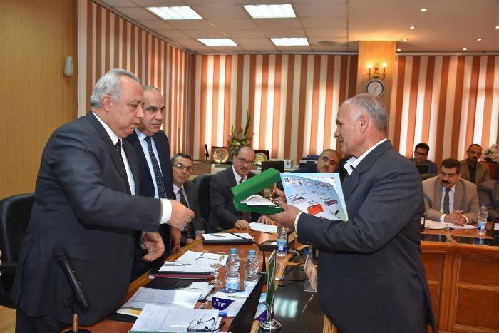 تكريم مهندس بمعمل إختبارات أعمال الطرق بالشرقية