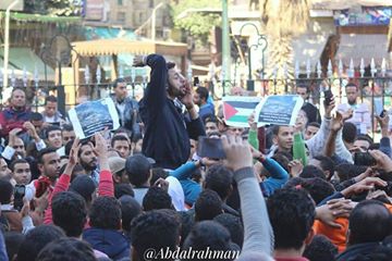 احتشد المتظاهرون  امام جامع الازهر اعتراضا علي قرار ترامب
