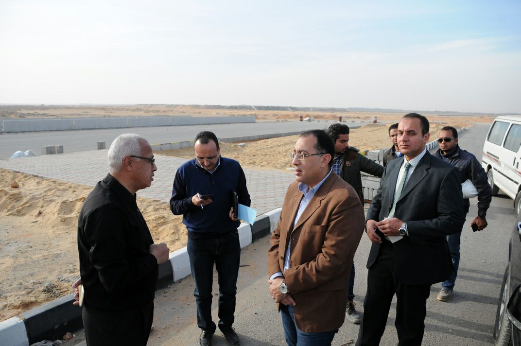 وزير الإسكان يتفقد الطريق الدائرى الجديد بمدينة 6 أكتوبر