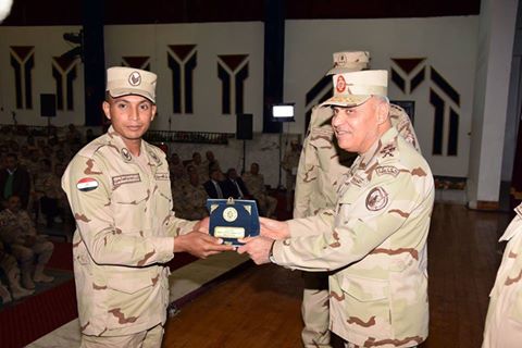 الفريق أول صدقى صبحى يلتقى عدد من القادة والضباط وضباط الصف والصناع العسكريين وجنود المنطقة الجنوبية العسكرية